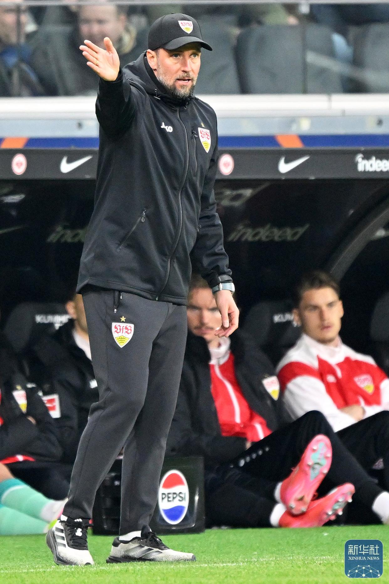 斯图加特力争主场胜利，为德甲保级立下决心的简单介绍