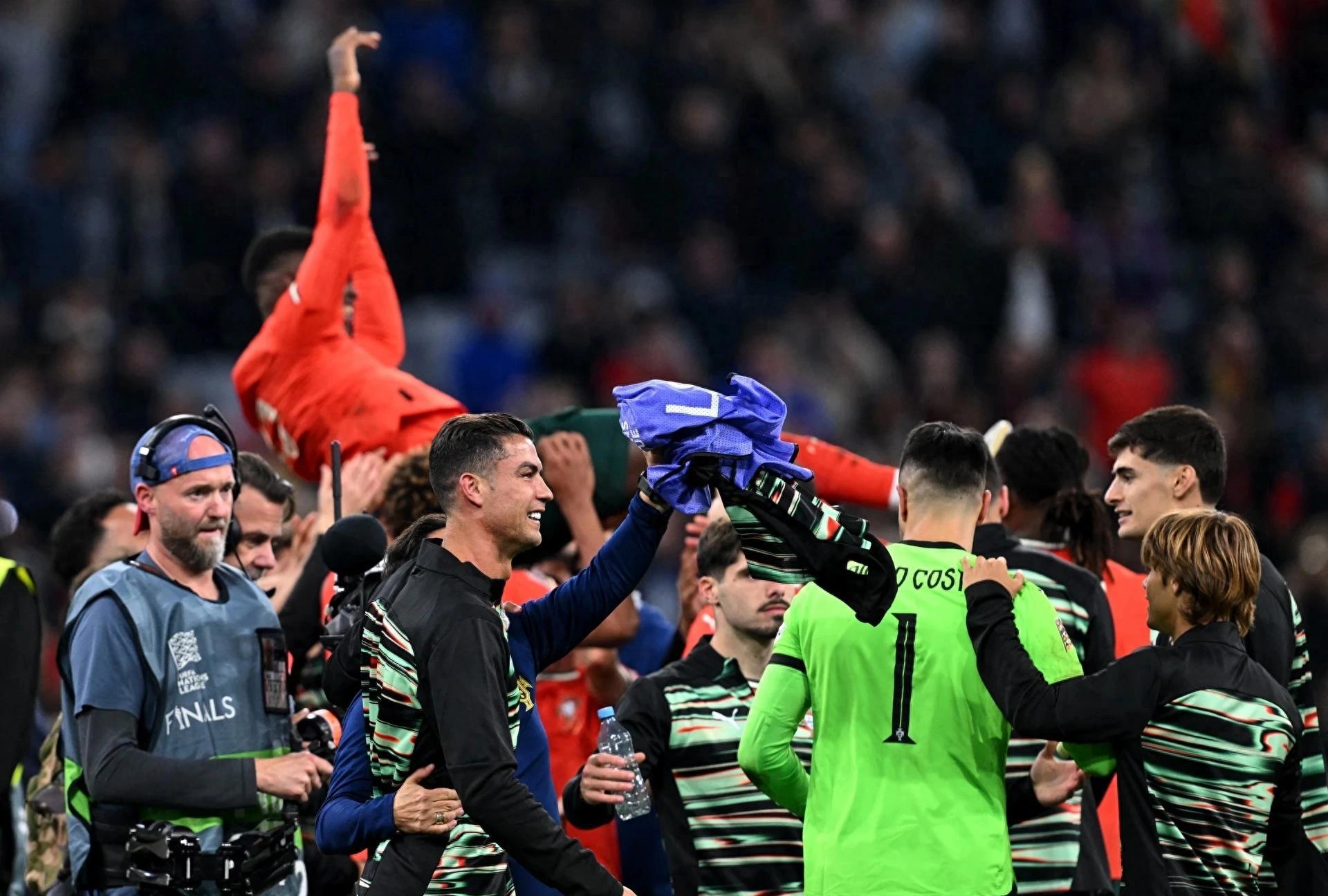 包含豪门对决!FIFA电竞上演世纪大战的词条 包含豪门对决!FIFA电竞上演世纪大战的词条